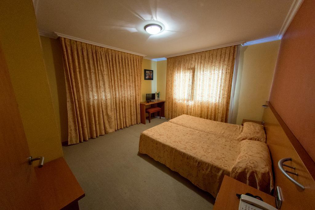 Hotel Dinajan ビラノーバ・デ・アロウサ エクステリア 写真